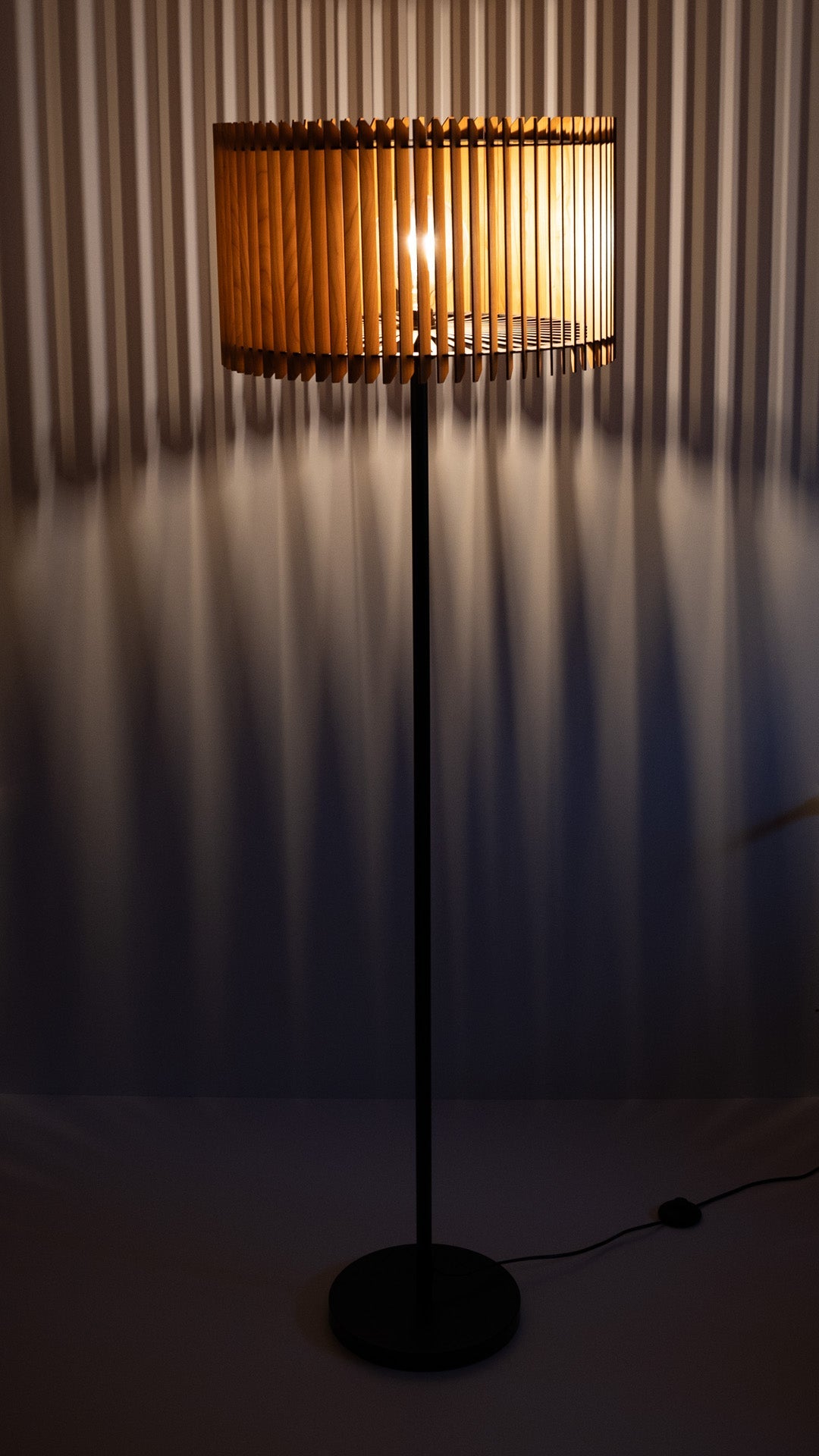 Stehleuchte Manila – zeitlose Holz Designleuchte aus Nussbaum oder Kirschholz