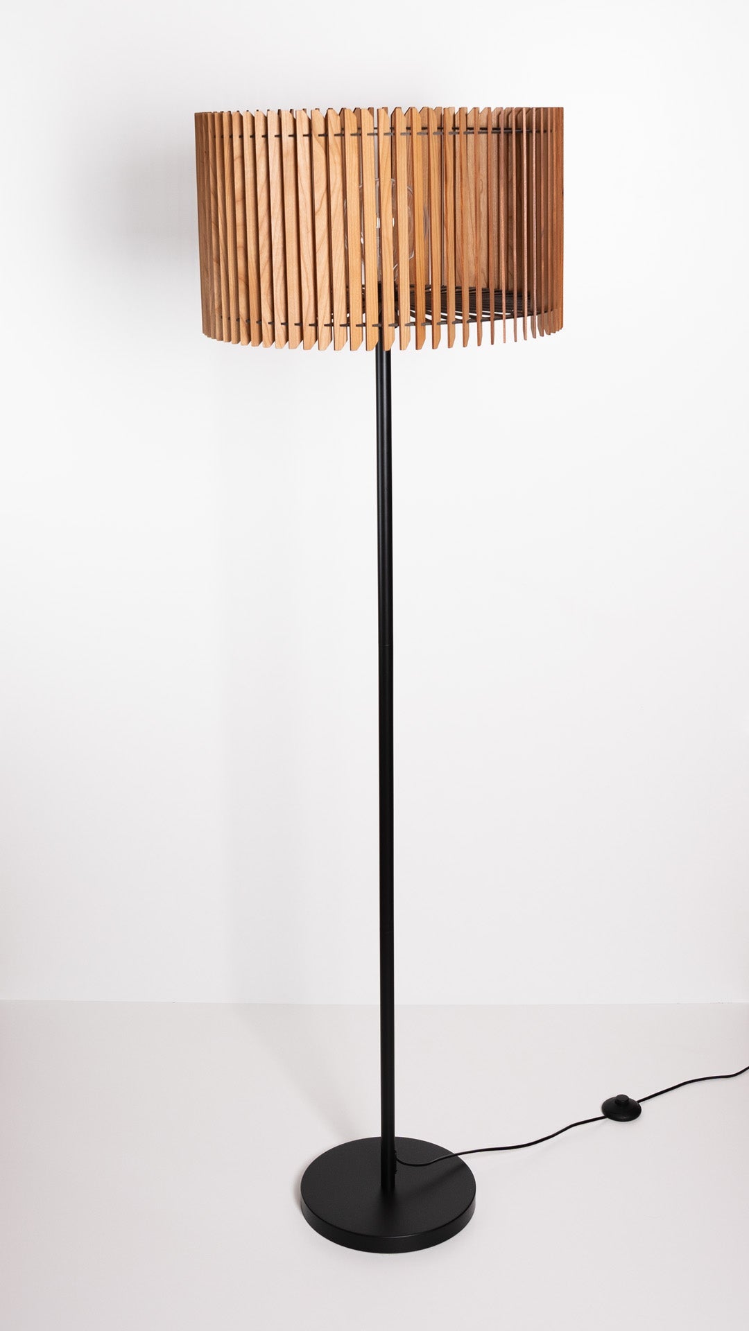 Stehleuchte Manila – zeitlose Holz Designleuchte aus Nussbaum oder Kirschholz