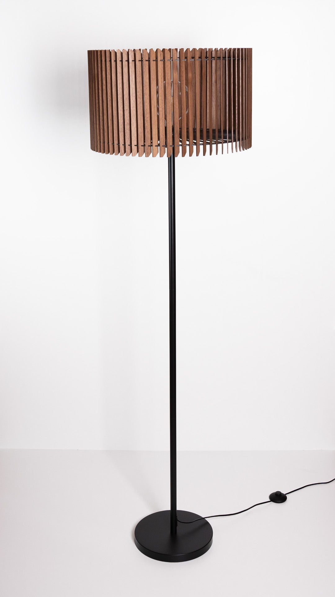 Stehleuchte Manila – zeitlose Holz Designleuchte aus Nussbaum oder Kirschholz