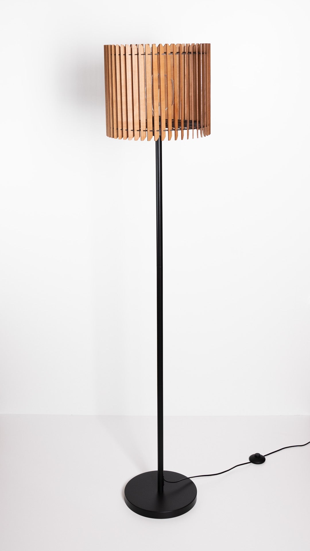 Stehleuchte Manila – zeitlose Holz Designleuchte aus Nussbaum oder Kirschholz