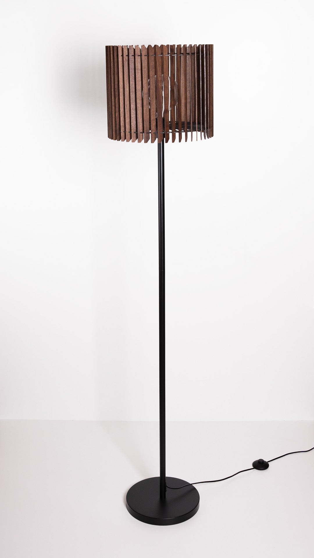 Stehleuchte Manila – zeitlose Holz Designleuchte aus Nussbaum oder Kirschholz