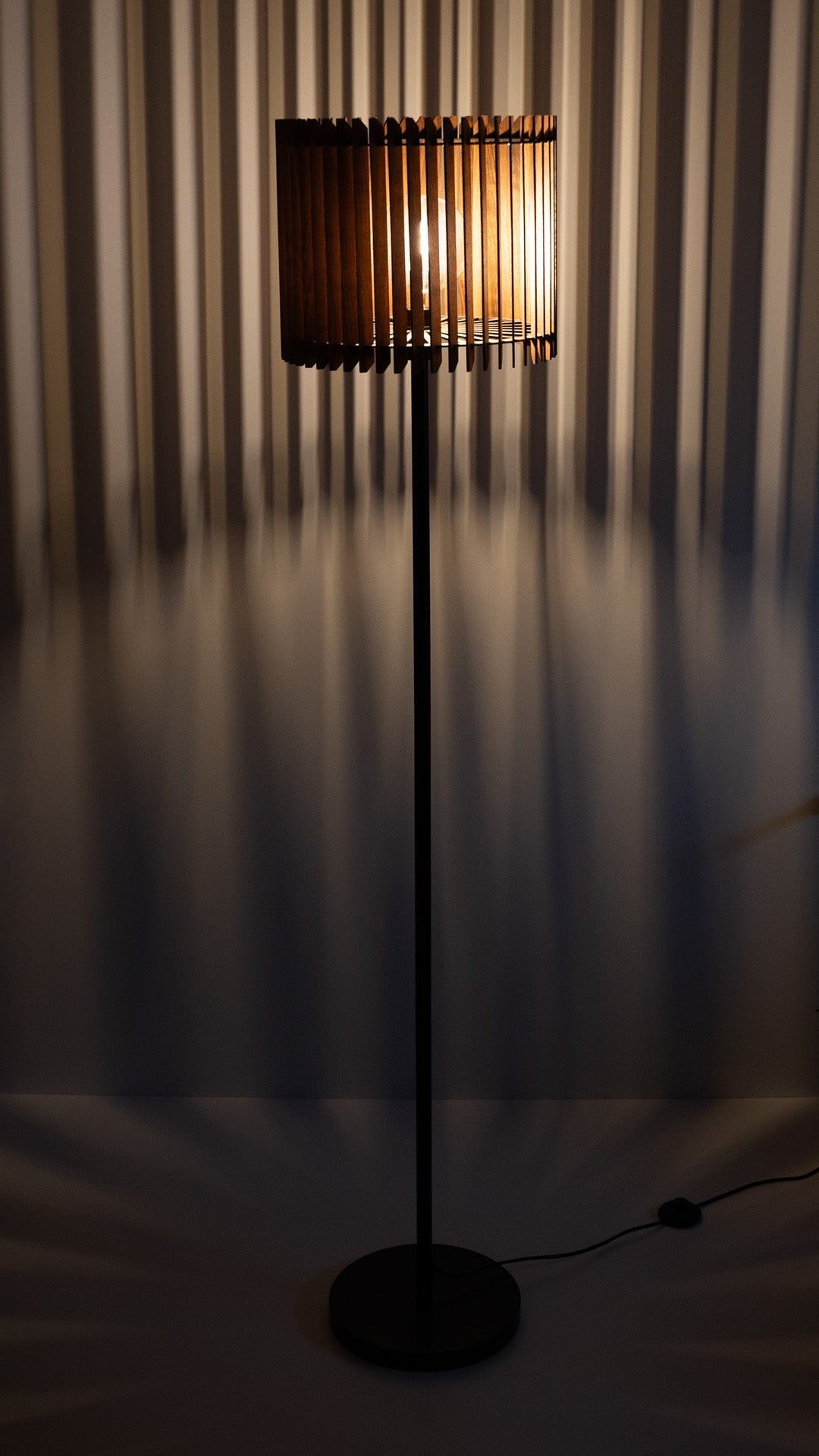 Stehleuchte Manila – zeitlose Holz Designleuchte aus Nussbaum oder Kirschholz