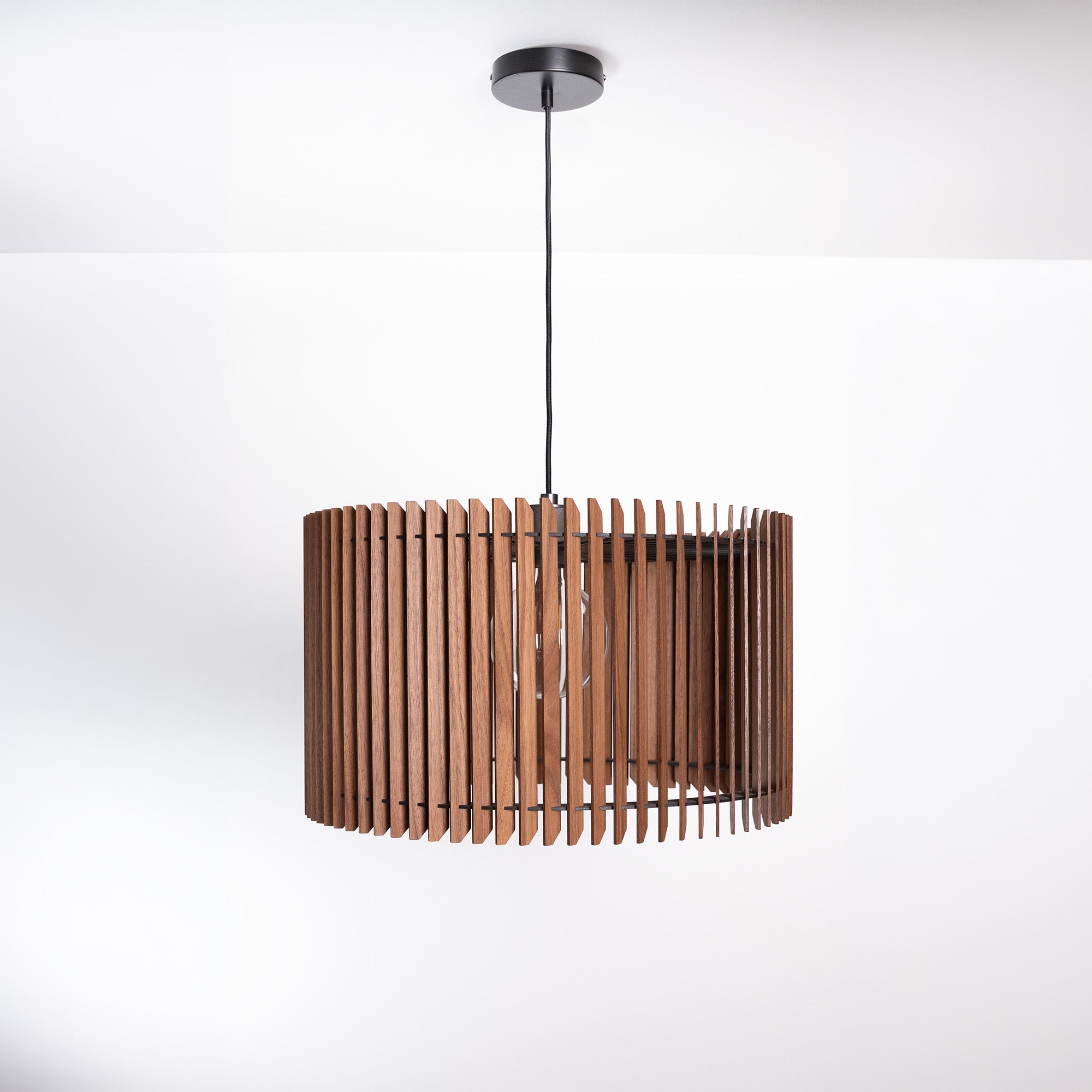 Pendelleuchte aus Nussbaum – warme Holzlamellen Lampe für stilvolle Wohnräume