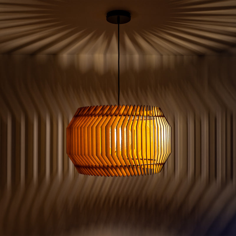 Holz Pendelleuchte Lichtspiel – warmes Licht und markanter Schatteneffekt durch Lamellenstruktur