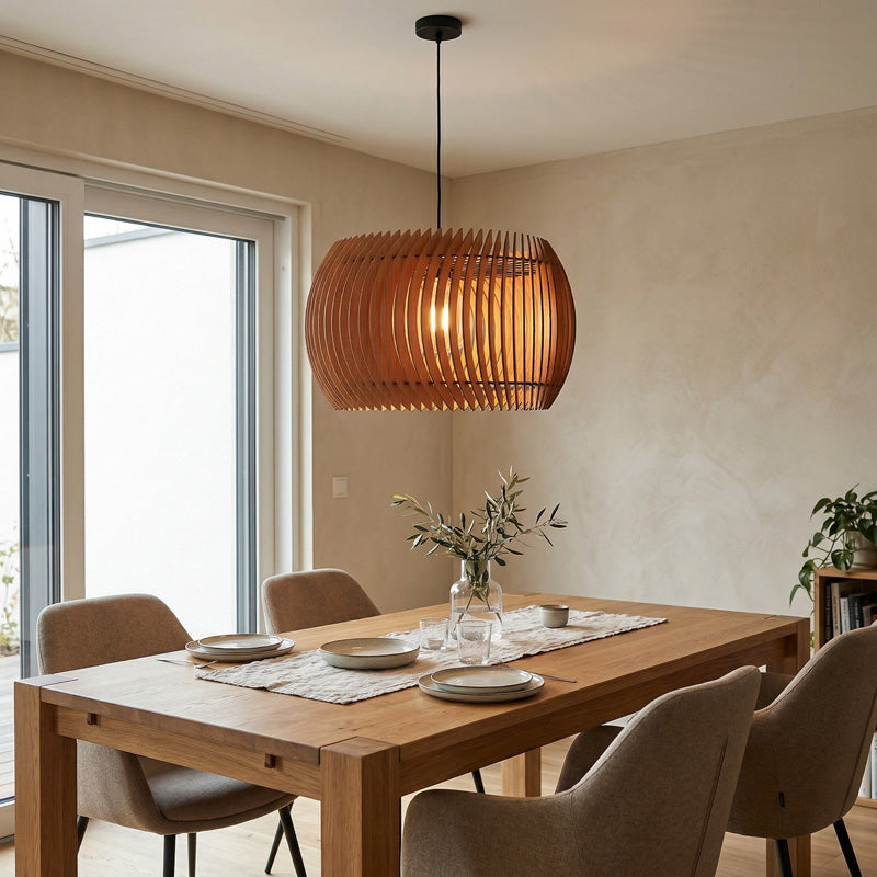 Große Holz Pendelleuchte über Esstisch – gemütliche Beleuchtung mit weichem, warmem Licht
