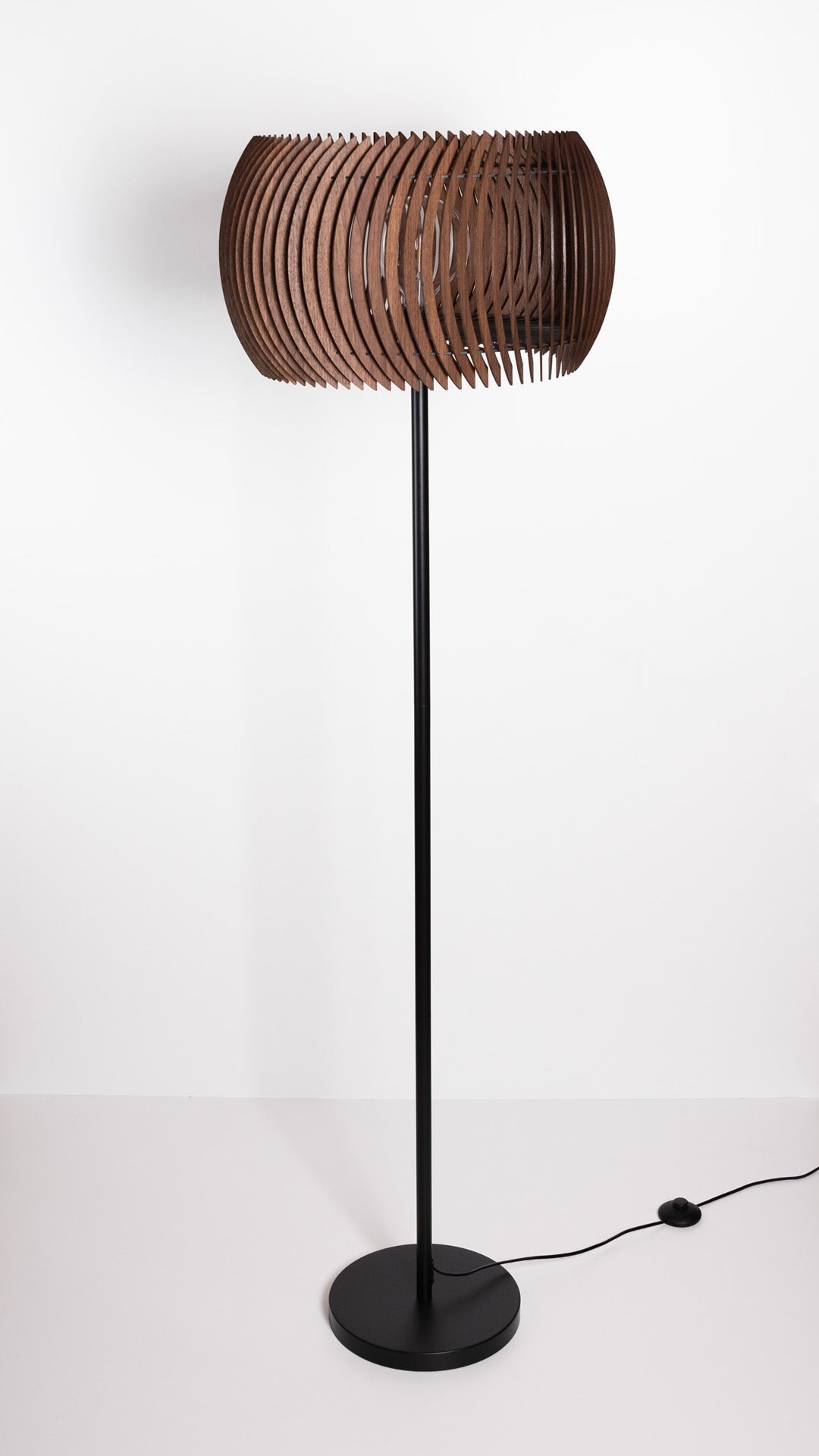 Stehleuchte aus Massivholz Holzart Nussbaum, Modernes Design