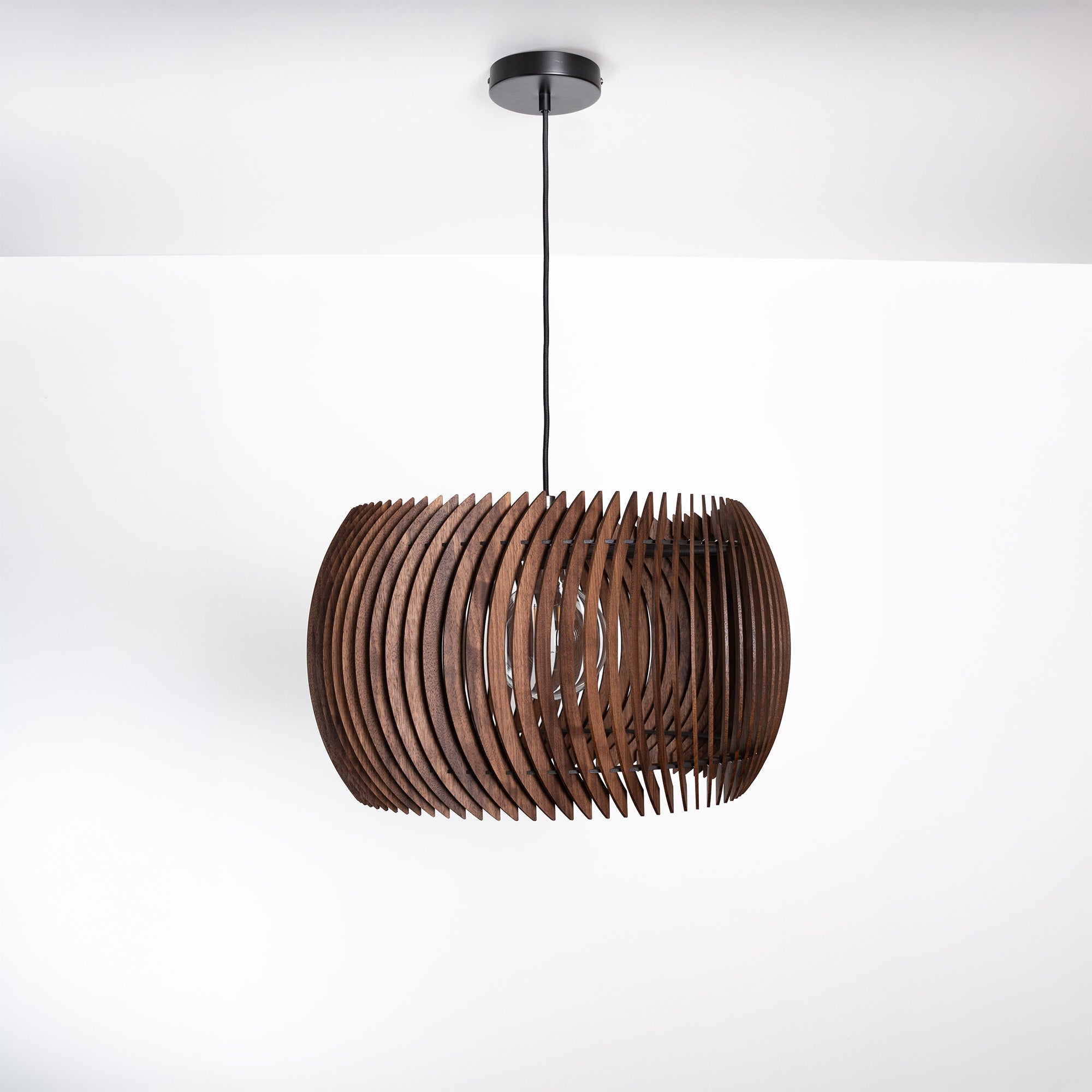Holz Pendelleuchte Lichtspiel – warmes Licht mit markantem Schatteneffekt