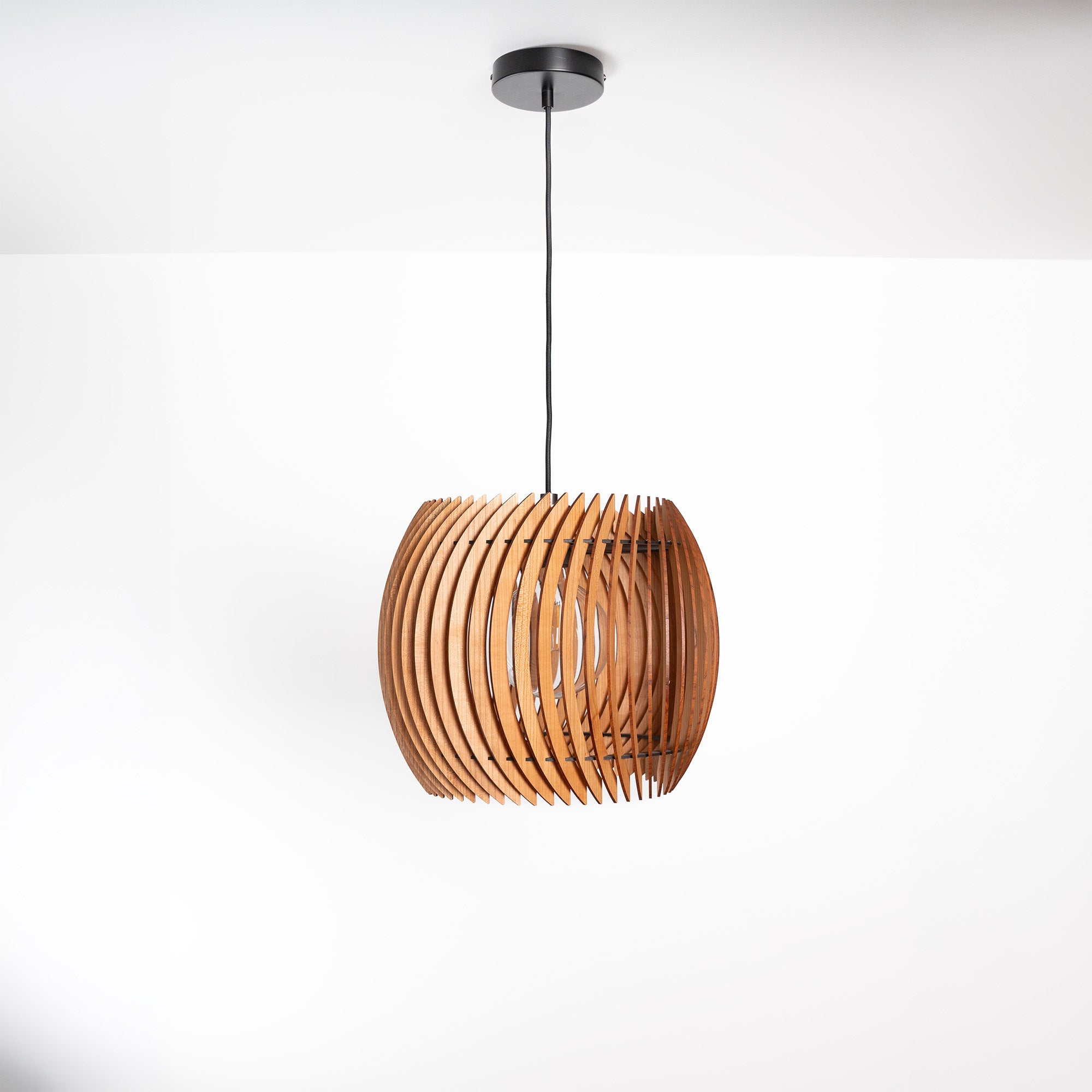 Holz Pendelleuchte rund – handgefertigte Designleuchte aus Massivholz