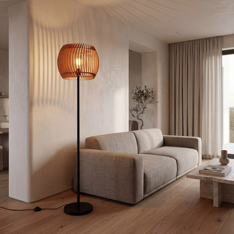 Holz Stehleuchte neben Sofa – warme Beleuchtung für eine gemütliche und ruhige Atmosphäre