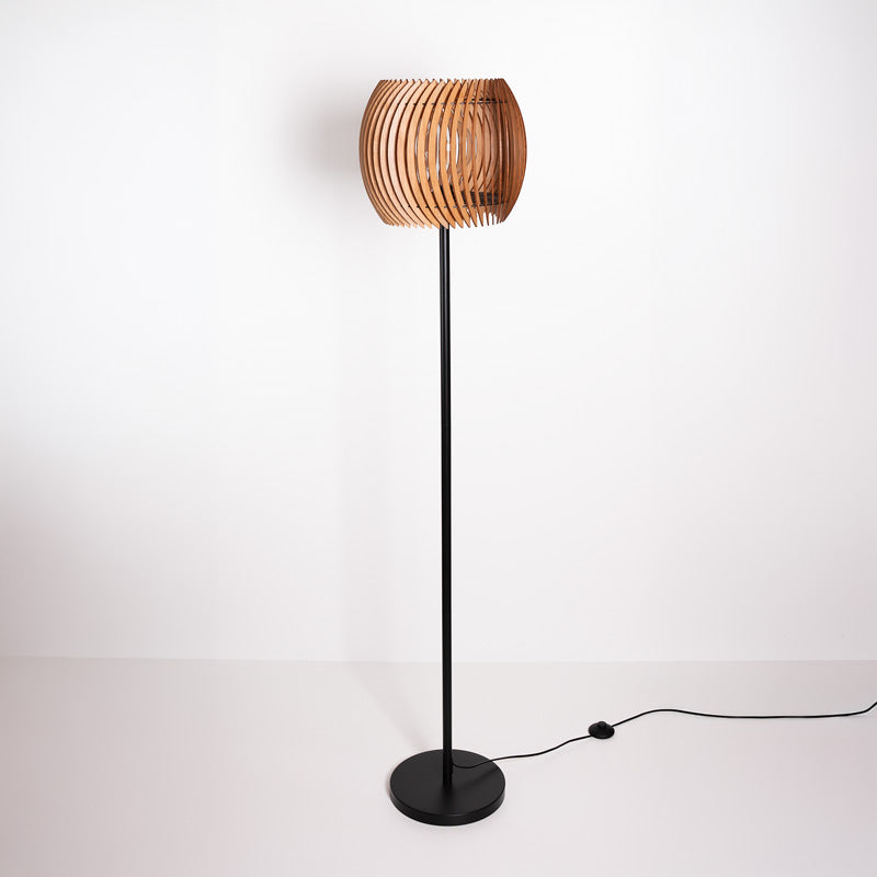 Stehleuchte aus Kirschholz – warme Holzlamellen Lampe für stilvolle Wohnräume