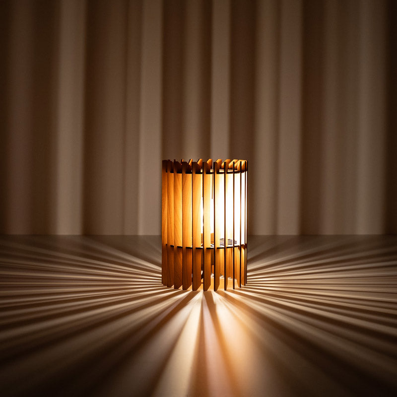 Holz Tischleuchte Lichtspiel – warmes Licht mit feinem Schatteneffekt