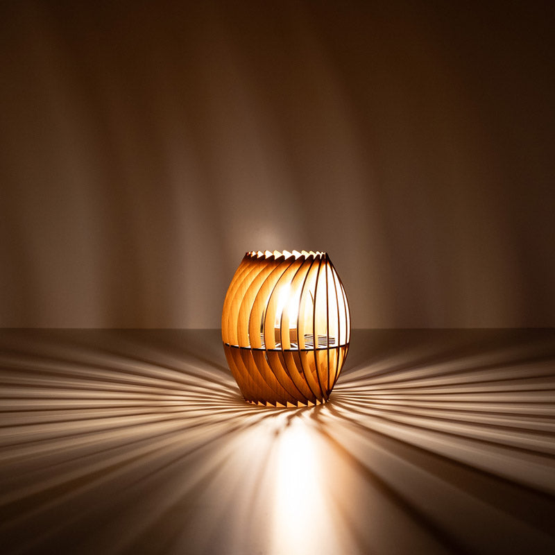 Holz Tischleuchte Lichtspiel – warmes Licht mit markantem Schatteneffekt
