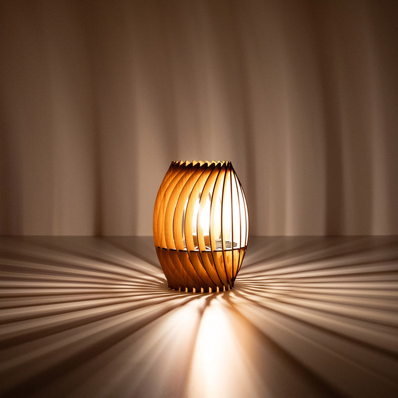 Holz Tischleuchte Lichtspiel – warmes Licht mit markantem Schatteneffekt