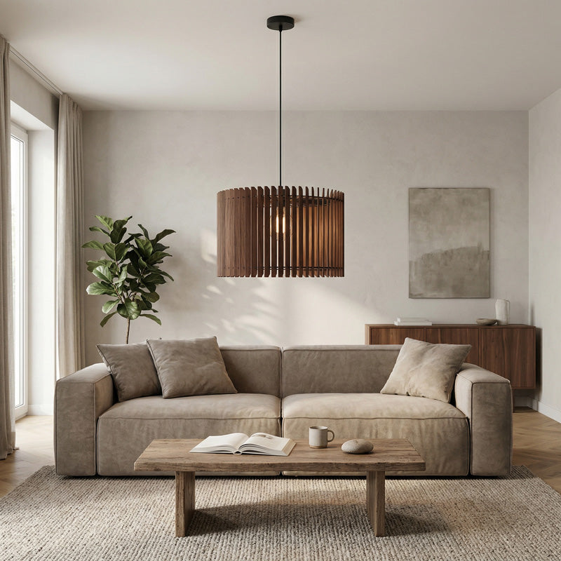 Große Pendelleuchte Holz im Wohnzimmer – warmes Licht und modernes Design als zentrales Raumobjekt