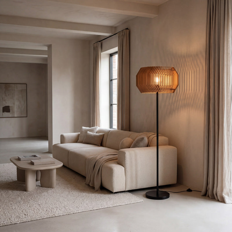 Holz Stehleuchte neben Sofa – warme Beleuchtung für eine ruhige und gemütliche Wohnatmosphäre