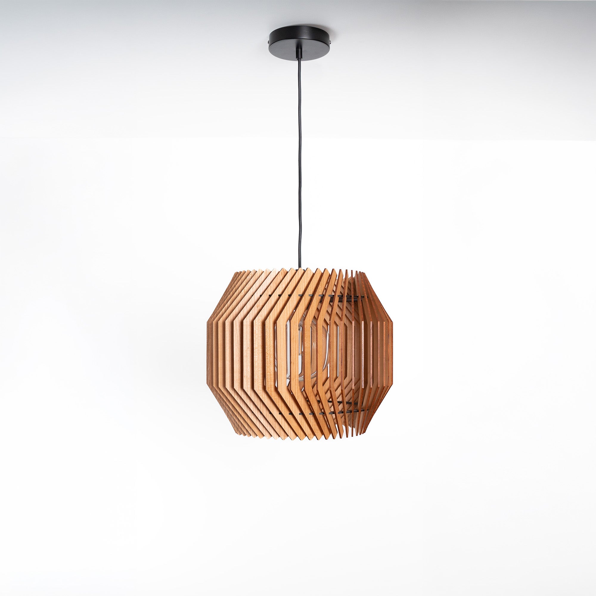 Holz Pendelleuchte rund – handgefertigte Designleuchte aus Massivholz