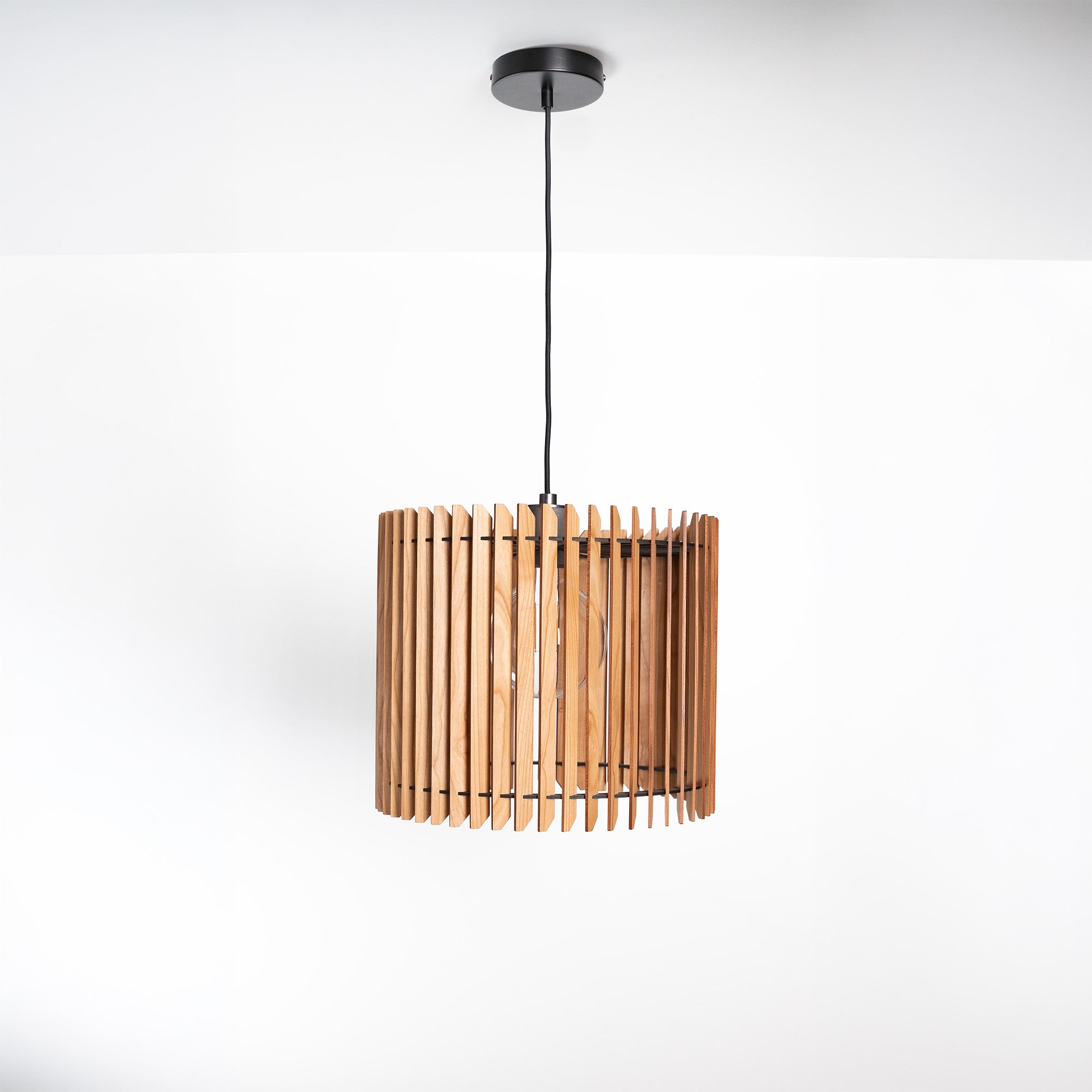 Holz Pendelleuchte warmes Licht – atmosphärische Beleuchtung mit natürlichem Schatteneffekt