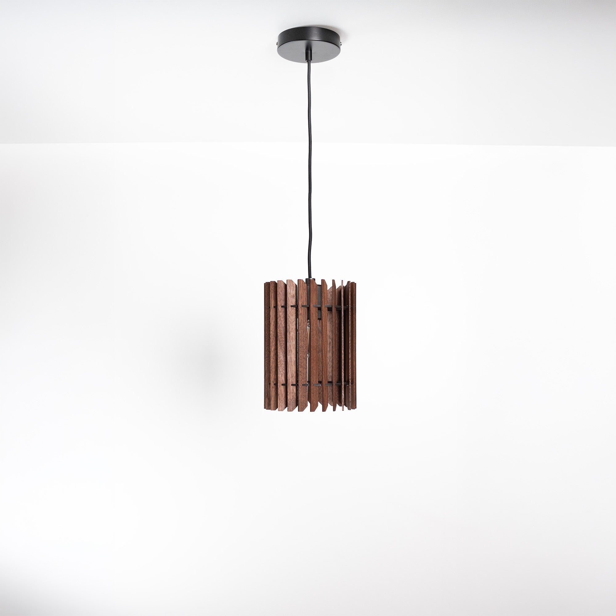 Einzelleuchte Holz Pendellampe – handgefertigte Designleuchte aus Massivholz mit warmem Licht