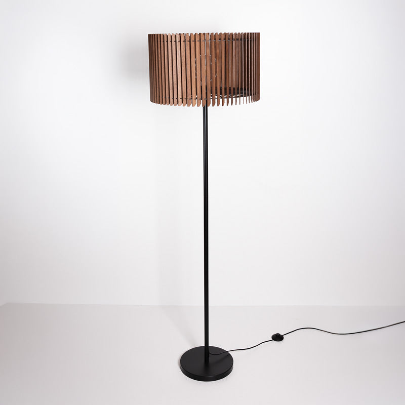 Holz Stehleuchte mit Fußschalter – Designleuchte aus Massivholz und schwarzem Metall