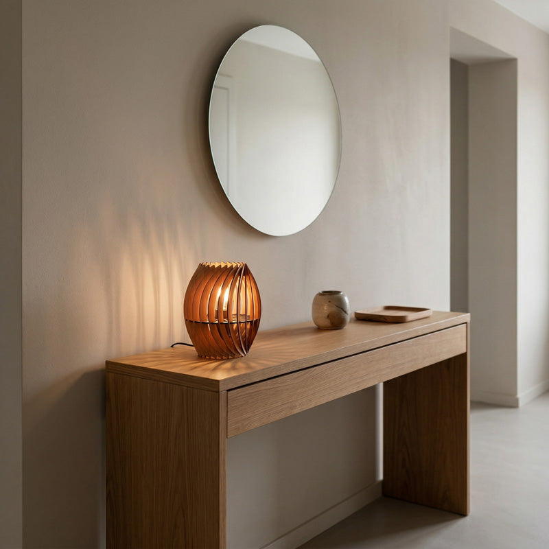 Holz Tischleuchte auf Sideboard – warme Beleuchtung für eine ruhige und stilvolle Wohnatmosphäre