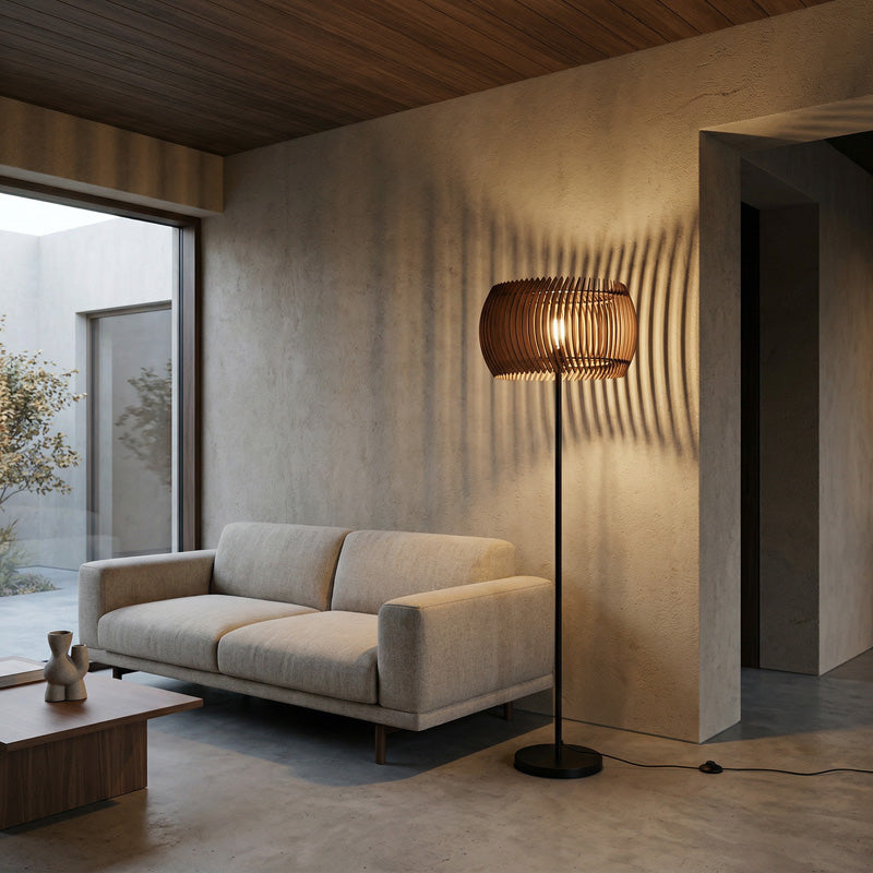 Design Stehleuchte aus Holz – stilvolle Beleuchtung mit warmem Licht neben Sofa