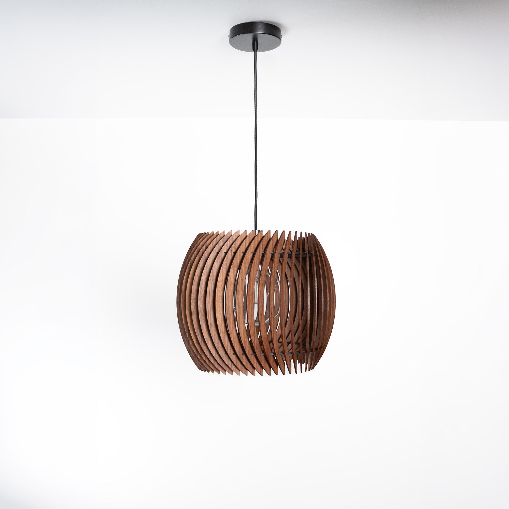 Holz Pendelleuchte rund – handgefertigte Designleuchte aus Massivholz