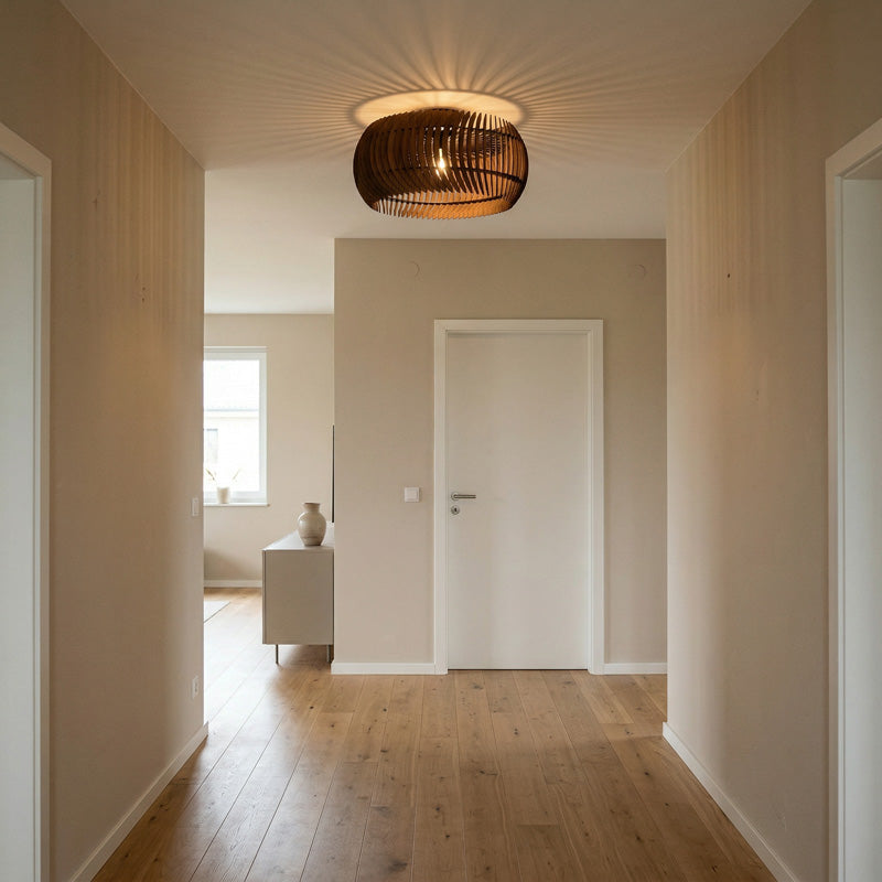 Runde Holz Deckenleuchte im Flur – natürliche Beleuchtung mit ruhiger Ausstrahlung