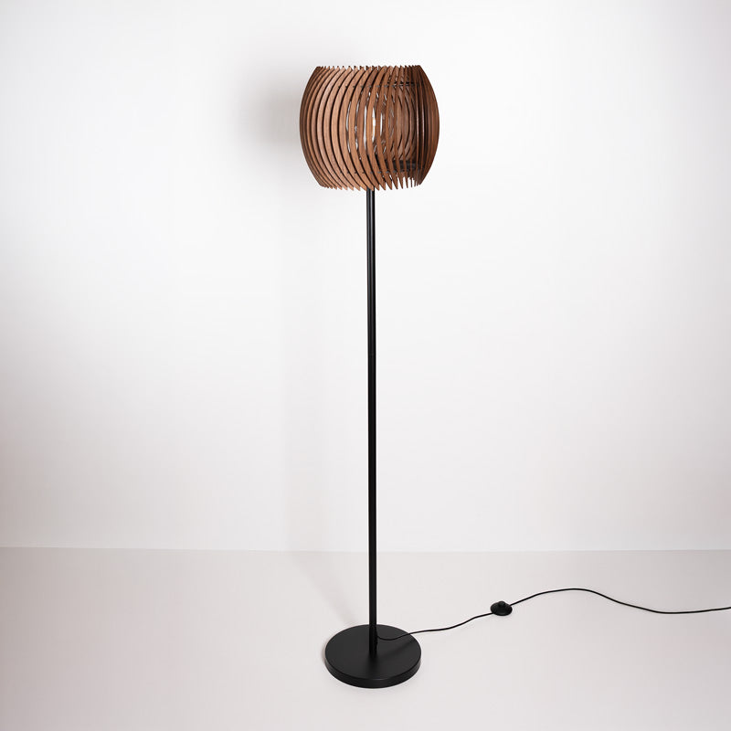 Stehleuchte aus Nussbaum Holz – hochwertige Designlampe mit natürlicher Maserung