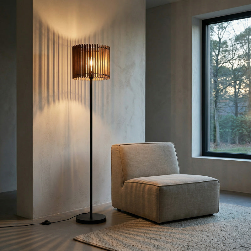 Nussbaum Stehleuchte neben Sofa im Wohnzimmer – warmes Licht für eine ruhige und stilvolle Wohnatmosphäre