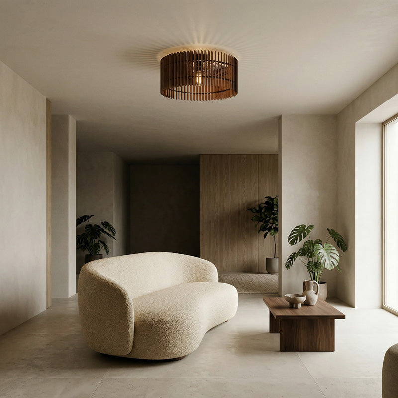 Deckenleuchte Holz im Wohnzimmer – ruhige Beleuchtung mit natürlichem Licht und klarer Form