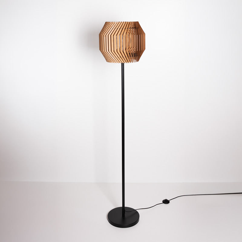 Stehleuchte aus Kirschholz – warme Holzlamellen Lampe für stilvolle Wohnräume