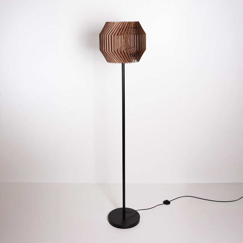 Stehleuchte aus Nussbaum Holz – hochwertige Designlampe mit natürlicher Maserung