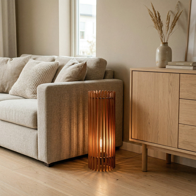 Bodenleuchte Holz neben Sideboard – indirektes Licht für ein gemütliches und stilvolles Zuhause