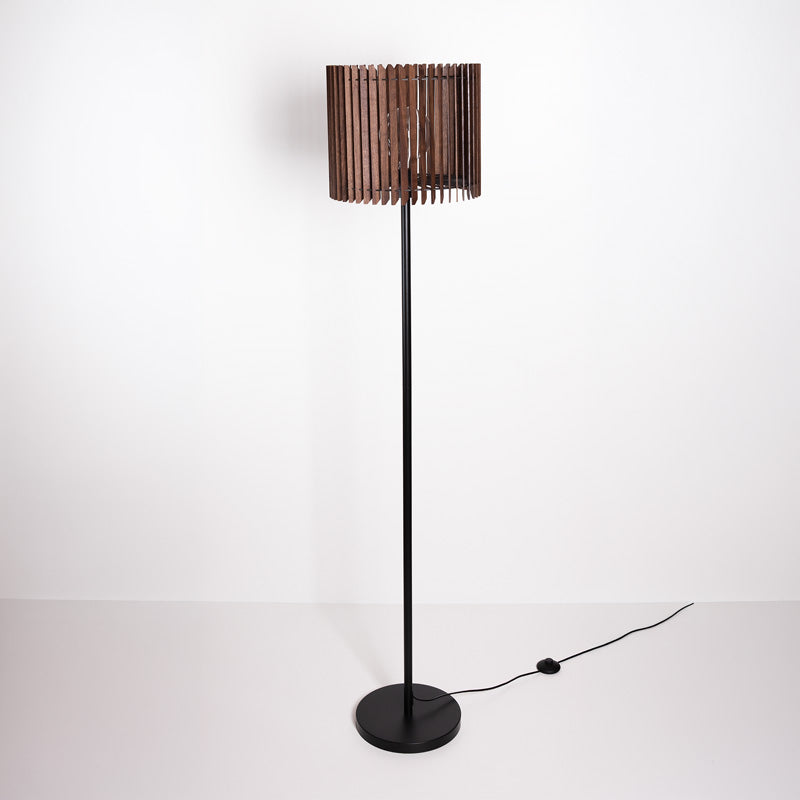 Stehleuchte aus Nussbaum Holz – hochwertige Designlampe mit natürlicher Maserung