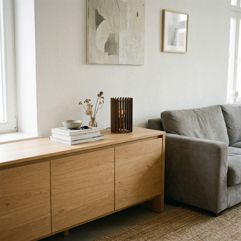 Moderne Tischleuchte aus Nussbaum Massivholz