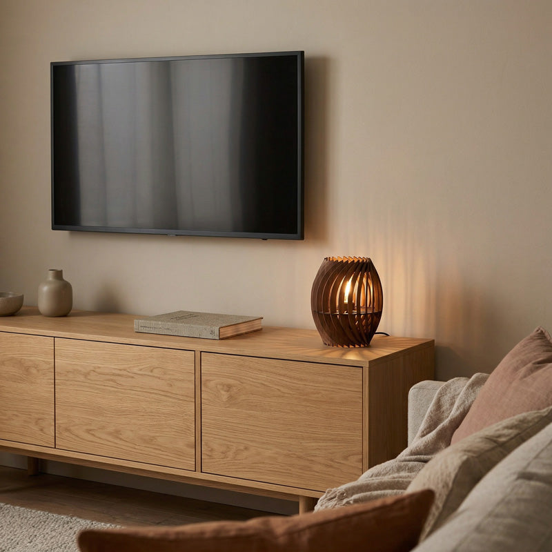 Tischleuchte aus Holz neben TV Board – warme Beleuchtung für gemütliche Wohnräume