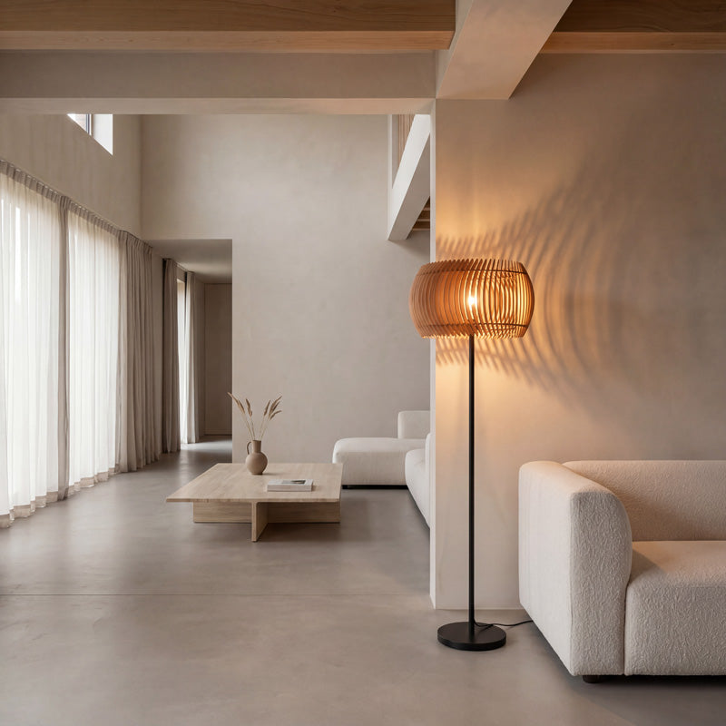 Holz Stehleuchte im Wohnzimmer – warmes Licht und ruhige Beleuchtung für moderne Wohnräume